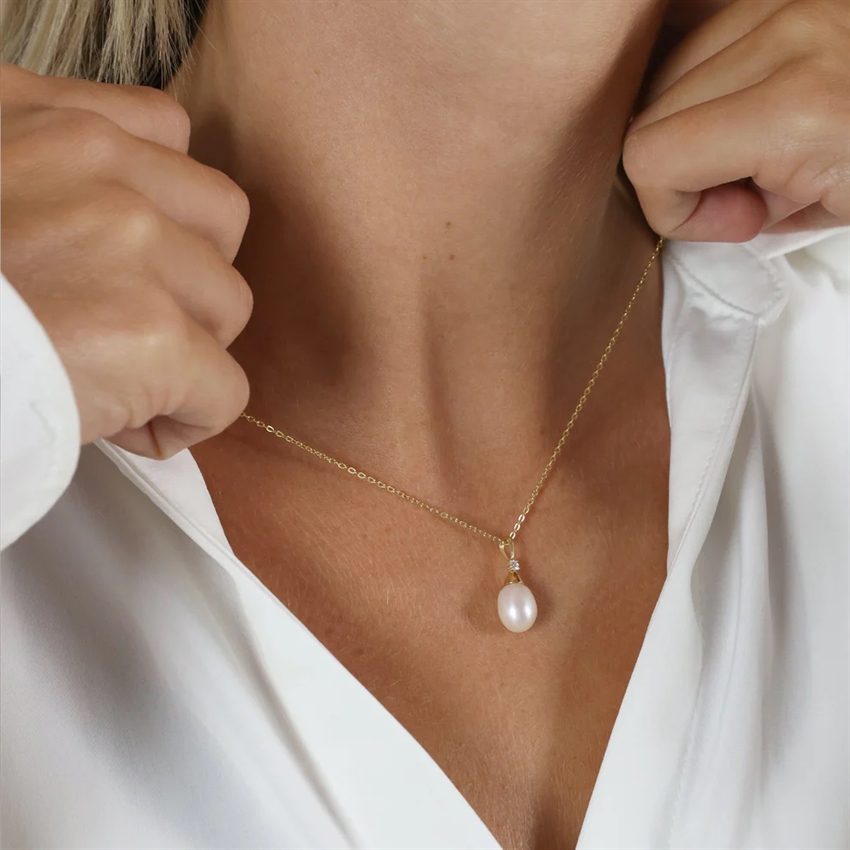 8 karat guld vedhæng med en smuk let oval perle